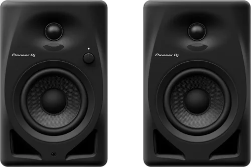 Vista 2 de Los altavoces de la serie DM ofrecen un sonido de graves equilibrado y contundente y pueden generar potencia adicional gracias al nuevo amplificador