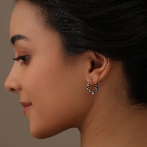 Vista 2 de LeCalla Aretes de aro balinesa oxidados de plata de ley 925, pequeños aretes de aro con cuentas de Bali antiguos para mujer
