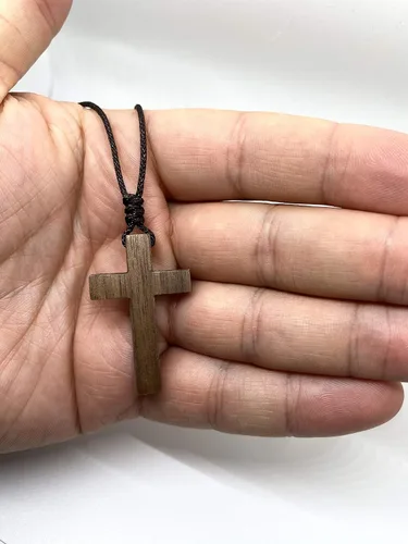Vista 4 de Collar de cruz de madera de nogal natural para hombres y mujeres, collar con colgante de cruz de madera pequeña para hombres y mujeres, pequeña cruz
