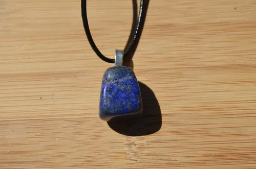 Vista 4 de Collar de cordón de cuero con piedra de lapislázuli, Piedra de lapislázuli caído, lapislázuli