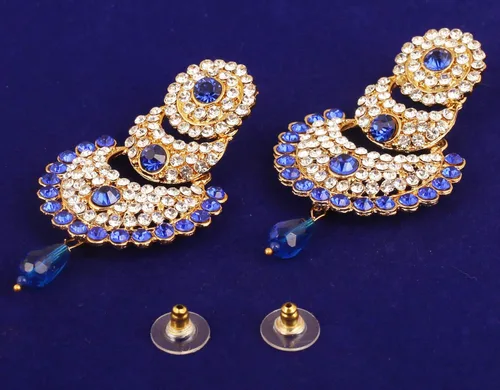 Vista 3 de Touchstone - aretes para mujer, diseño con cristales de madera de bollywood en tono dorado de Chandbali