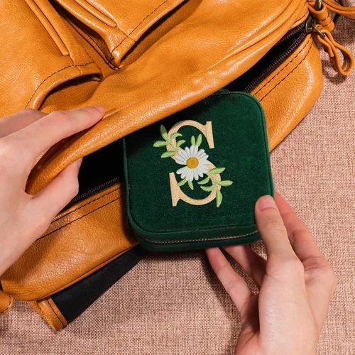 Vista 6 de GSPY Joyero de viaje, joyero de terciopelo con inicial, regalos personalizados para mujeres, joyero de viaje pequeño, organizador de joyas, regalos