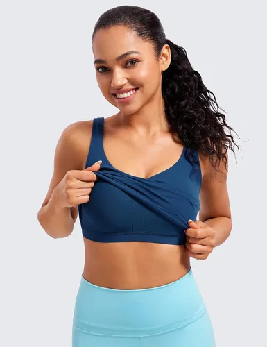 Vista 4 de CRZ YOGA Butterluxe - Brasier deportivo con cuello en V para mujer, camiseta corta acolchada para entrenamiento con brasier integrado