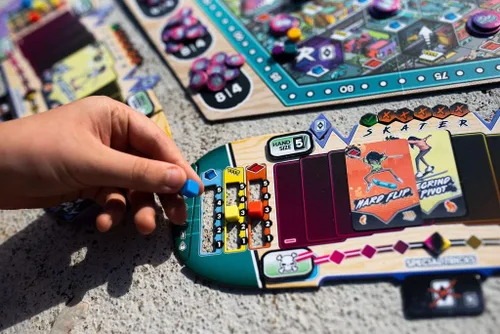 Vista 2 de Juego de mesa de verano de Skate - Domina los medios tubos de Pelican Park en este emocionante juego de estrategia. Juego familiar para niños