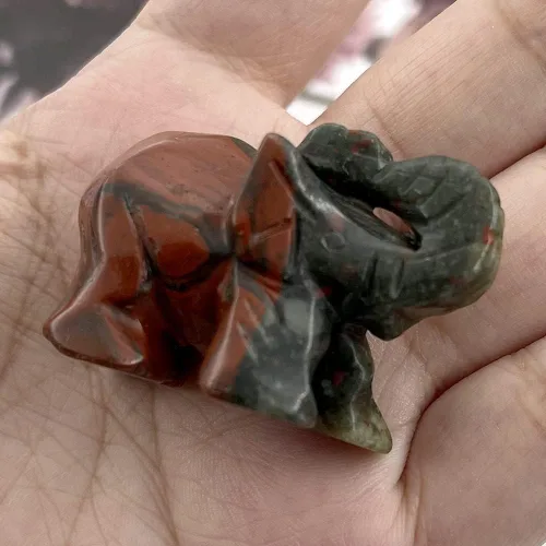 Vista 4 de Estatua de elefante de cristal de piedra de sangre de África, estatua de elefante de bolsillo de 1.5 pulgadas para curación Reiki, regalo