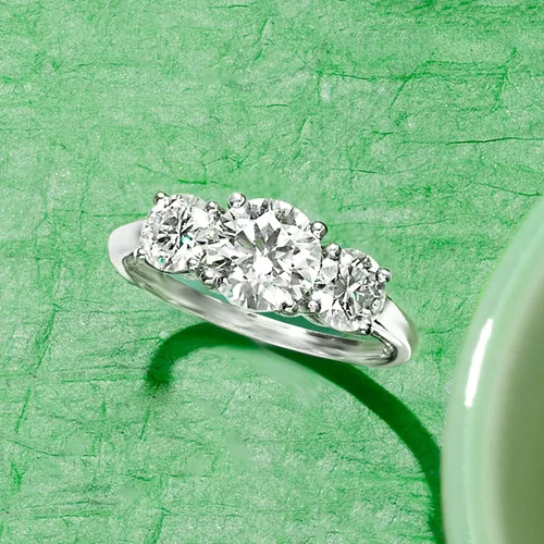 Vista 5 de Ross-Simons Anillo de 3 piedras de moissanita de 2,25 qt t t en plata de ley