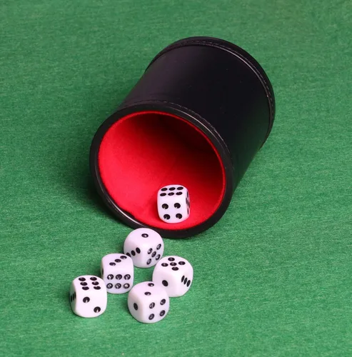 Vista 5 de Juego de dados de cuero sintético, coctelera de dados de fieltro para Yahtzee/Farkle/Bar Party Dados, incluye dados de punto de 0.630 in
