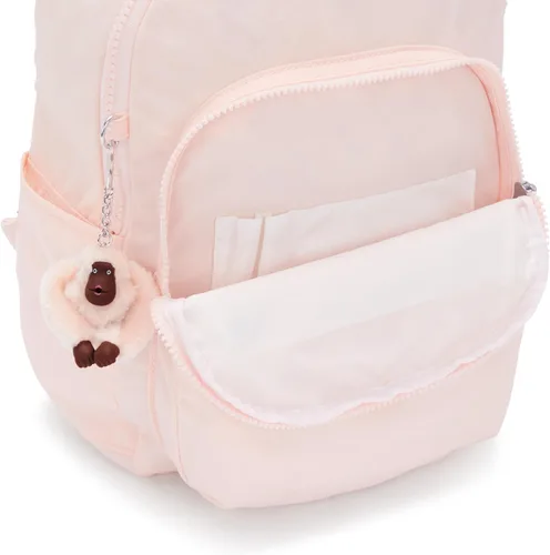 Vista 27 de Kipling Mochila pequeña Seoul para mujer, duradera, correas acolchadas para el hombro con funda para tableta, bolsa, Firma Emb, Mochila para tableta
