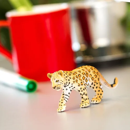 Vista 5 de Safari Ltd. Figura de juguete de cachorro de leopardo, realista, pintada a mano de 3.1 pulgadas, juguete educativo seguro para niños, niñas y niños