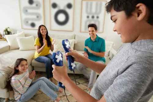 Vista 2 de Mattel Crossed Signals - Juego electrónico con par de varitas de luz parlante, juega solo o con hasta 4 jugadores de 8 años en adelante