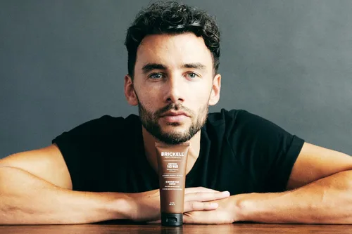 Vista 2 de Limpiador Facial en Gel Clarificante Brickell para Hombres, Limpiador Facial Diario Natural y Orgánico de Espuma Rica Formulado con Geranio, Coco