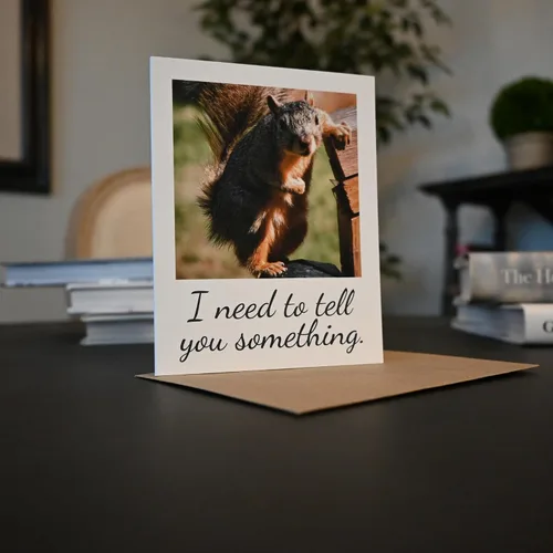 Vista 4 de Articulate Squirrel - Tarjeta de felicitación divertida – Interior en blanco – Necesito decirte algo – 1 tarjeta – Sobre de papel kraft