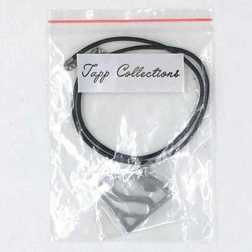 Vista 4 de Tapp Collections Collar con colgante de superhéroe de acero inoxidable