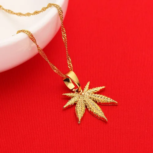 Vista 3 de Collar colgante de hoja de marihuana de marihuana de cannabis de oro amarillo de 24 quilates, Latón