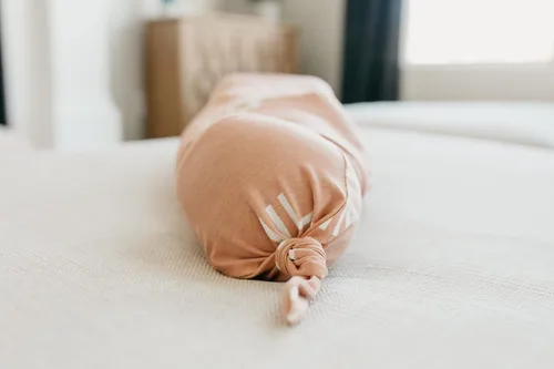 Vista 7 de Copper Pearl Gorro de bebé con nudo superior elástico suave Mesa