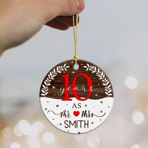 Vista 6 de Adorno de cerámica personalizado para aniversario de Navidad 2025, adorno de cerámica de Navidad de aniversario de boda, adorno de Navidad