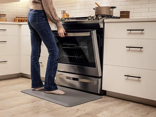 Vista 4 de WeatherTech ComfortMat, 24 x 36 pulgadas Antifatiga Comfort Mat, patrón de fibra de carbono, marrón Beige Bronceado