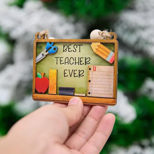 Vista 5 de Mejor Adorno de Tiza para Profesor 4 Pulgadas – Adorno Colgante de Madera en Capas, Suministros Escolares, Decoración, Regalo para Educador