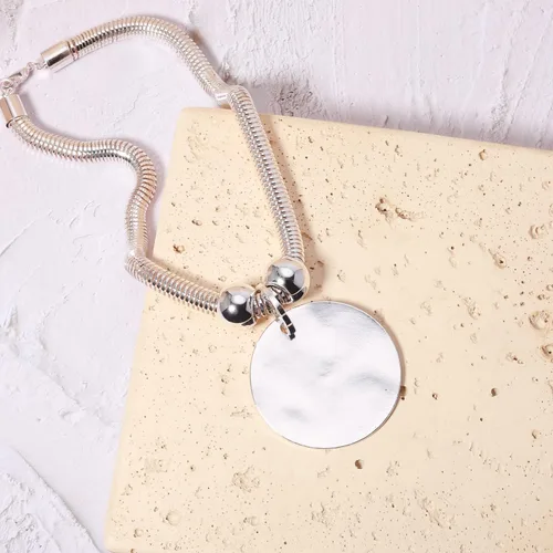 Vista 5 de Juego de collar de metal martillado plateado con cierre de langosta, collar de moneda de disco, collar circular grueso para mujer, joyería única