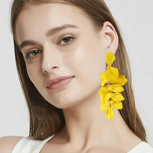 Vista 2 de YUNXI Pendientes largos de acrílico con pétalos largos de resina y flores de rosa con borlas florales y pétalos, para mujeres y niñas