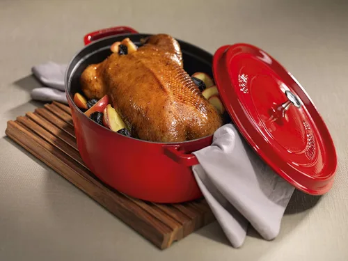 Vista 4 de Staub Tostador de Hierro Fundido/Cocotte, Ovalado 14.6 in, 8 L, Rojo Cereza