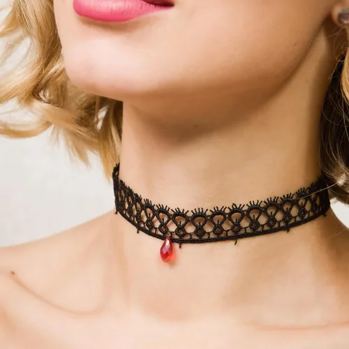 Vista 4 de Gargantilla gótica negra para mujer, gargantilla negra con diamantes de imitación rojos Lolita, gargantilla de encaje negro, joyería de fiesta