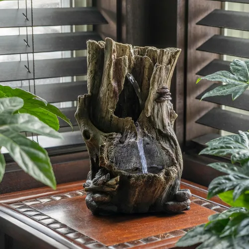 Vista 2 de Alpine Corporation WIN326 fuente de mesa iluminada de varios niveles con tronco de árbol de selva, con luces LED, 28 cm, marrón