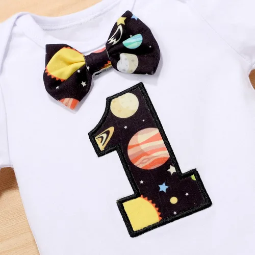 Vista 4 de IMEKIS Mameluco para bebé niño con diseño espacial para primer cumpleaños + pantalones cortos con tirantes, astronautas y accesorios para fotos