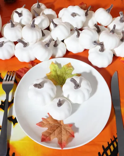 Vista 5 de vensovo Mini calabazas de plástico blancas de varios tamaños, 30 piezas surtidas de calabazas de espuma artificial, ideal para rellenar jarrones