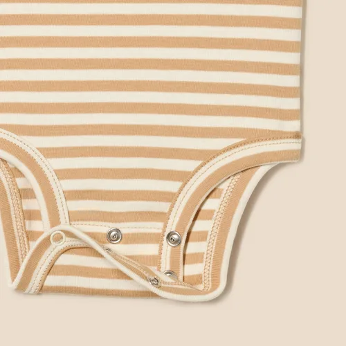 Vista 5 de Tienda Essentials Conjunto de body y pantalón corto unisex para bebés