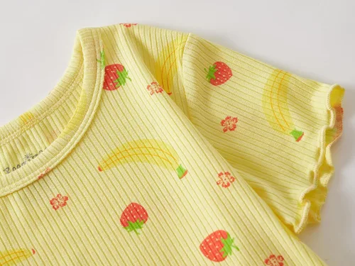 Vista 4 de Beezizac Conjunto de pijama para niñas pequeñas y niñas pequeñas, diseño floral, fresa, camiseta y pantalones, talla 2T-10