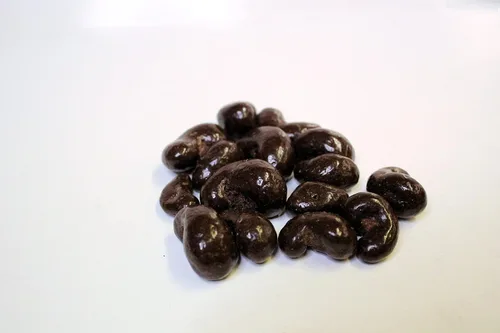 Vista 3 de Lang's Chocolates Anacardos cubiertos de chocolate negro bolsa de 8 onzas