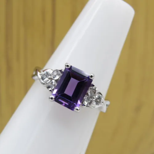Vista 5 de Dazzlingrock Collection Anillo de compromiso de oro blanco de 18 quilates de 0.315 x 0.236in con zafiro blanco redondo para mujer