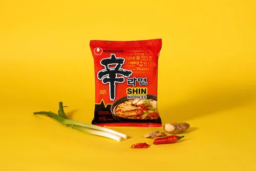 Vista 11 de Nongshim Ramen Noodles, Ramen instantáneo gourmet, sopa de fideos microondable premium, Shin picante, paquete familiar, 4.23 onzas (paquete de 16)