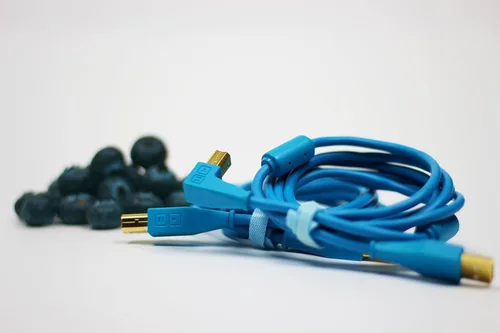 Vista 3 de DJ TechTools Chroma Cables Cable USB-A a USB-B en ángulo recto 4.9 ft / 5 pies Audio optimizado Blindado de interferencias Sujetacables Azul