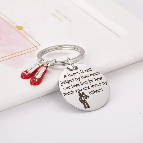 Vista 2 de Ukodnus Regalos inspirados en el mago de Oz Tinman Un corazón es juzgado por cuánto eres amado por otros llavero Cosplay Dorothy Jewelry Ruby