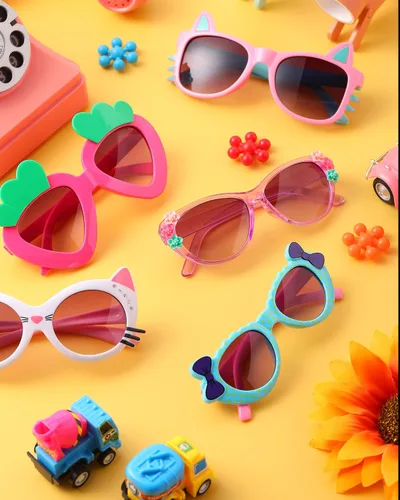 Vista 7 de Weewooday 12 pares de lentes de sol para niños, diseño de fresa, gato, flor, corazón, para fiesta, caricatura, gafas de sol para niños