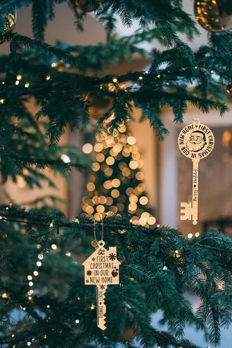 Vista 7 de Paquete de 16 adornos para llaves de «Our First Christmas in Our New Home», juego de adornos para árbol de Navidad, decoración colgante de árbol
