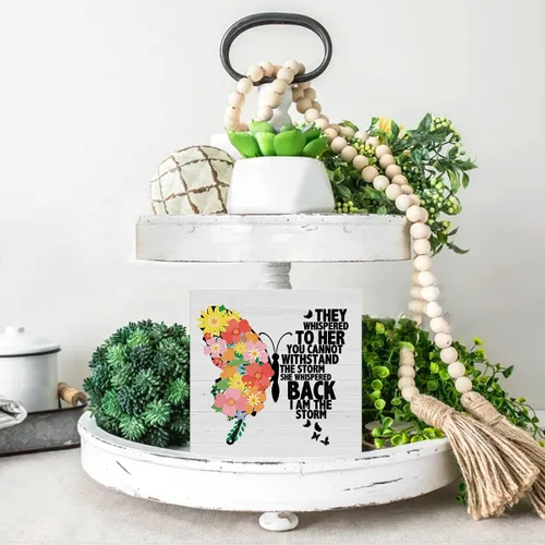 Vista 4 de Dumyum Cartel de madera con cita inspiradora para mujeres "Soy la tormenta" con mariposa floral, cartel decorativo para escritorio, estante de mesa