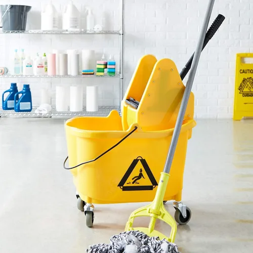 Vista 7 de Amazon Basics - Juego de cubo de limpieza de piso rectangular con escurridor de prensa descendente resistente, 35 cuartos de galón, amarillo