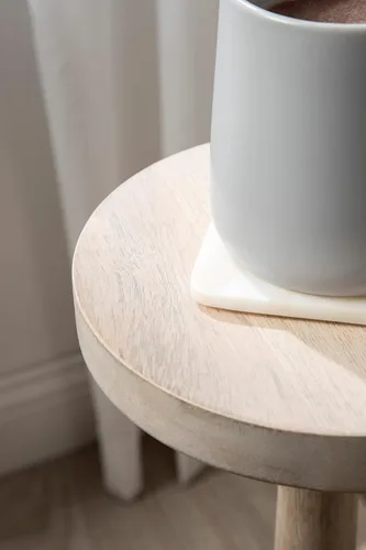 Vista 8 de Kate and Laurel Wegner Coastal Mesa Redonda de Madera para Bebidas, 8 x 23 pulgadas, Blanqueado, Mesa de Pedestal Elegante y Duradera para Usar como