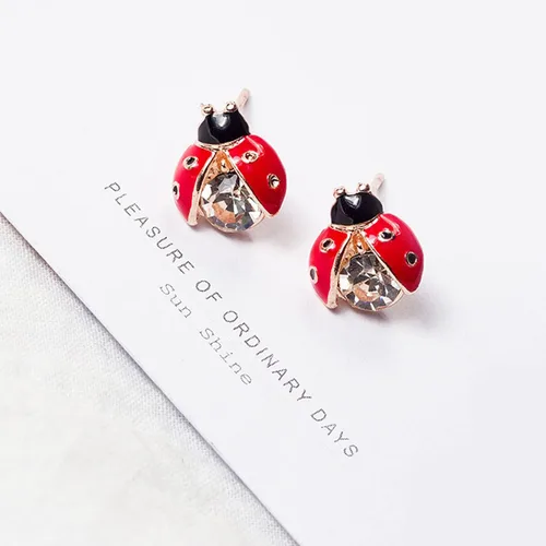 Vista 2 de 2 pares de pendientes de mariquita con circonita cúbica para mujer, diseño de insectos y mariquitas, diseño de lunares, color negro, rojo