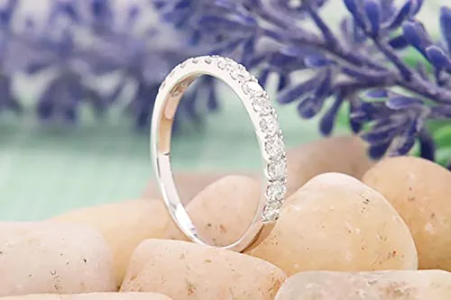 Vista 3 de Dazzlingrock Collection Anillo apilable de oro de 10 quilates de 0,50 quilates con diamantes blancos redondos de 12 quilates