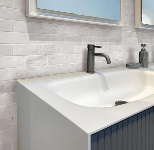 Vista 6 de Azulejo de cerámica gris de 2.5 x 8 pulgadas para panel de cocina, baño o pared (muestra de 5 x 4 pulgadas)