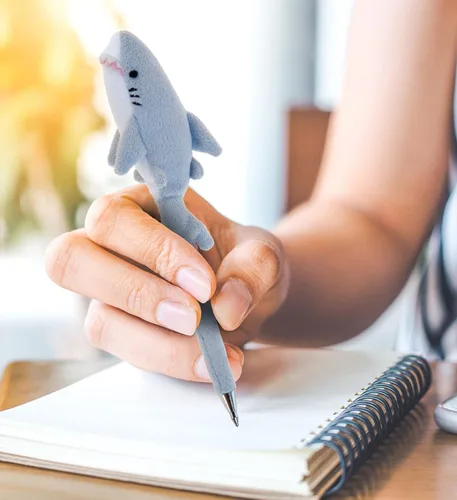 Vista 6 de DolliBu - Bolígrafo de peluche de tiburón gris, lindo y suave de la vida marina, juguete novedoso, bolígrafo de escritura único para escuela