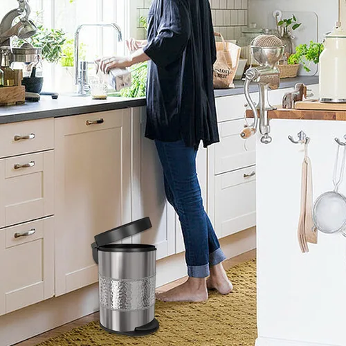 Vista 4 de nu steel Cubo de basura redondo de 5 litros con escalón de metal pequeño, contenedor de basura, para baño, tocador, dormitorio, cocina, oficina