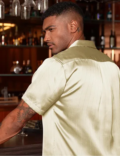 Vista 3 de COOFANDY Camisas de vestir de seda de manga corta para hombre, camisas casuales de satén con botones y bolsillo, para fiesta, graduación, boda