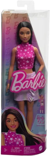 Vista 6 de Muñeca Barbie Fashionistas #215 con pelo liso negro, top estampado de estrellas rosas y falda iridiscente, juguete coleccionable del 65 aniversario