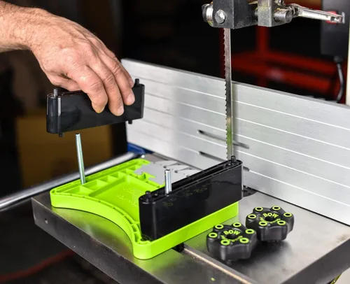 Vista 6 de BOW Products FeatherDUO FP3 - Guía de empuje para sierras de mesa, mesas de router y sierras de cinta - Guía de empuje apilable con aletas de EVA