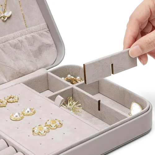 Vista 8 de Vlando Joyero de viaje para mujer, caja organizadora de joyas de cuero portátil para collares, aretes, anillos, pulseras, tamaño pequeño, regalos